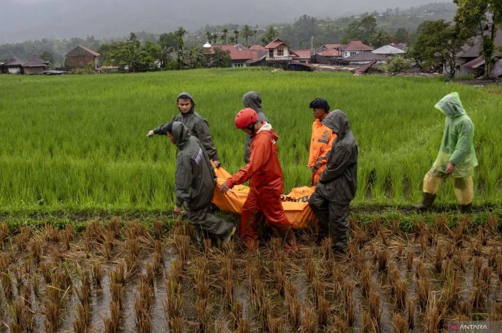 Tim SAR mengevakuasi korban banjir bandang di Kabupaten Agam, Jumat (28/11/2025).