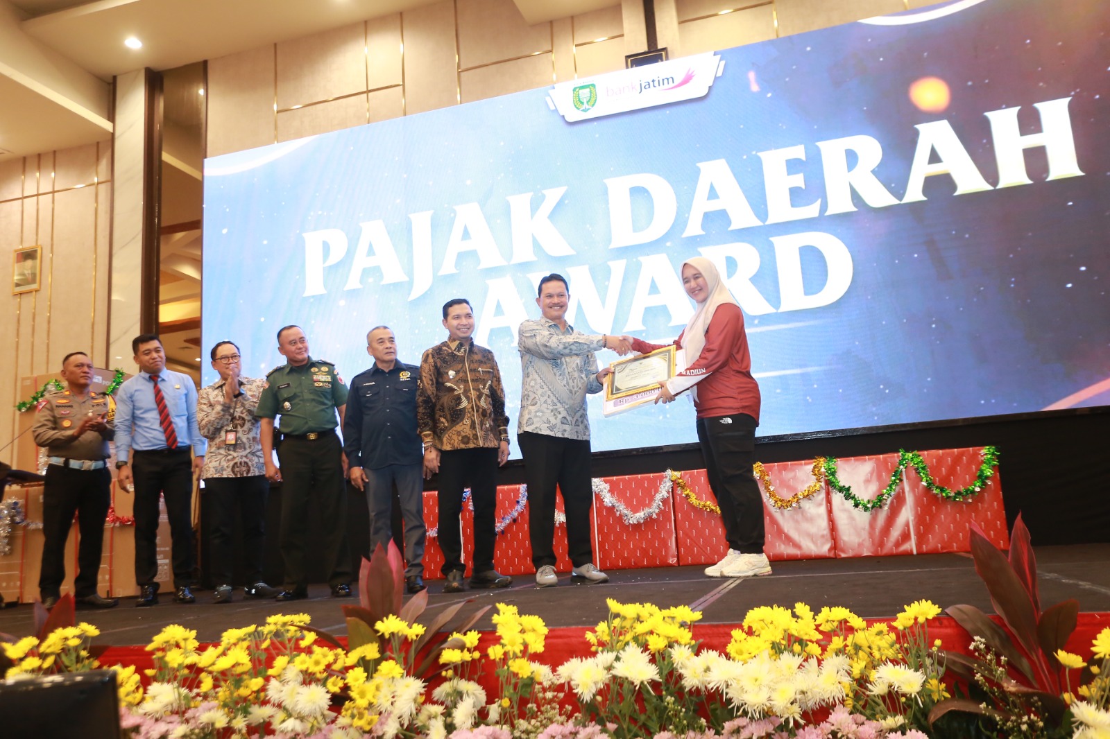 Wali Kota Maidi memberikan apresiasi kepada kecamatan, kelurahan, dan petugas pemungut pajak untuk PBB dan PKB di Sun Hotel Madiun, kemarin (27/11). BAGAS BIMANTARA/RADAR MADIUN