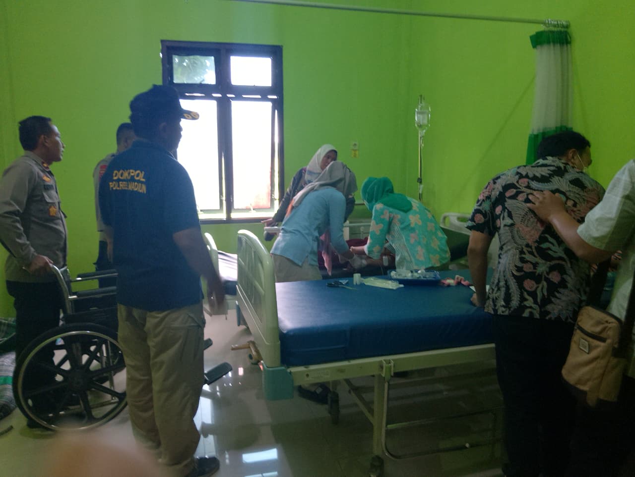 Sejumlah siswa SD di Mejayan dirawat di Puskesmas Klecorejo karena keracunan MBG. LODITYA FERNANDES/RADAR MADIUN