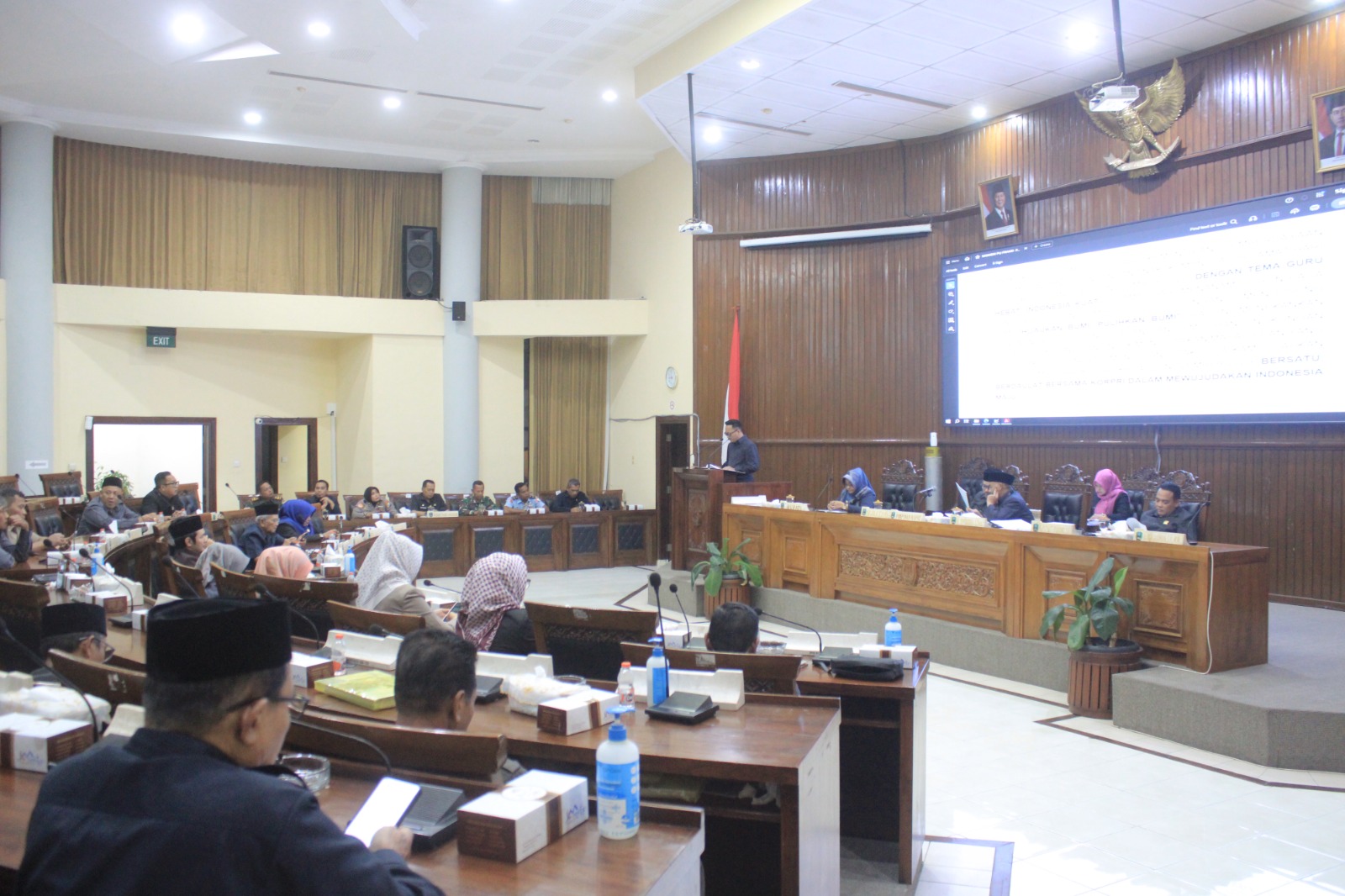 Anggota DPRD Magetan menyampaikan pandangan umum fraksi-fraksi terkait Raperda APBD 2026. AJI PUTRA/RADAR MAGETAN