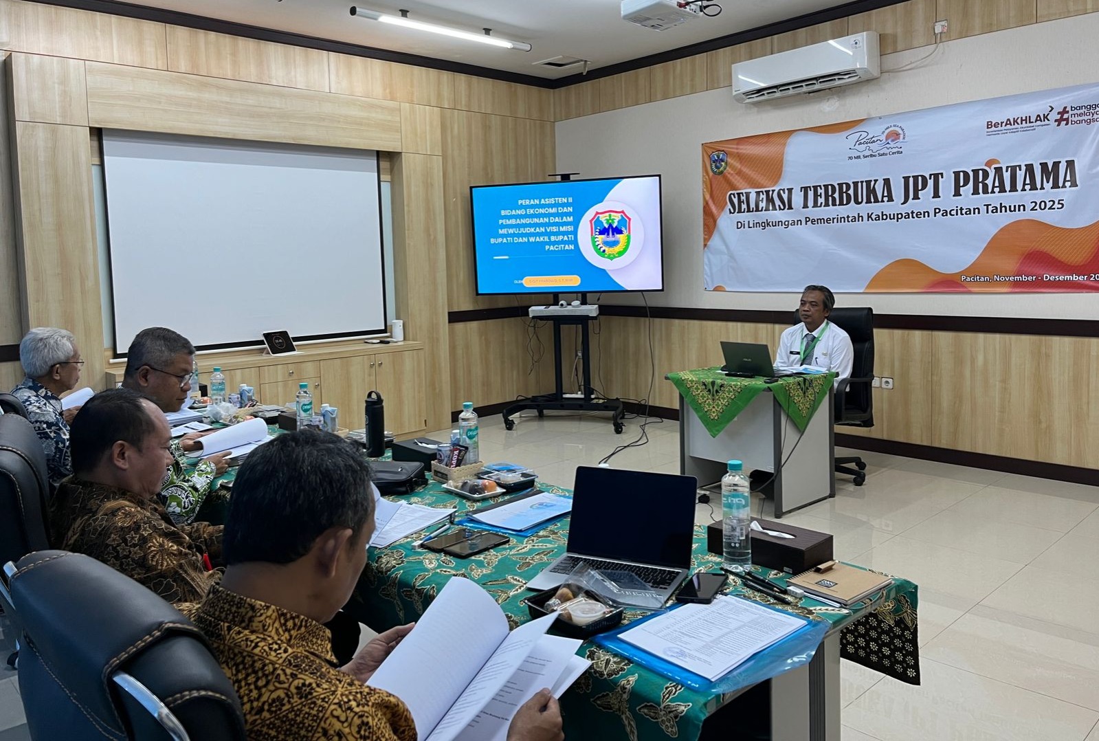 Para peserta memaparkan makalah di Gedung AKN Pacitan. Tahapan ini menentukan tiga kandidat terbaik untuk setiap formasi sebelum diserahkan kepada bupati. DOK RADAR PACITAN