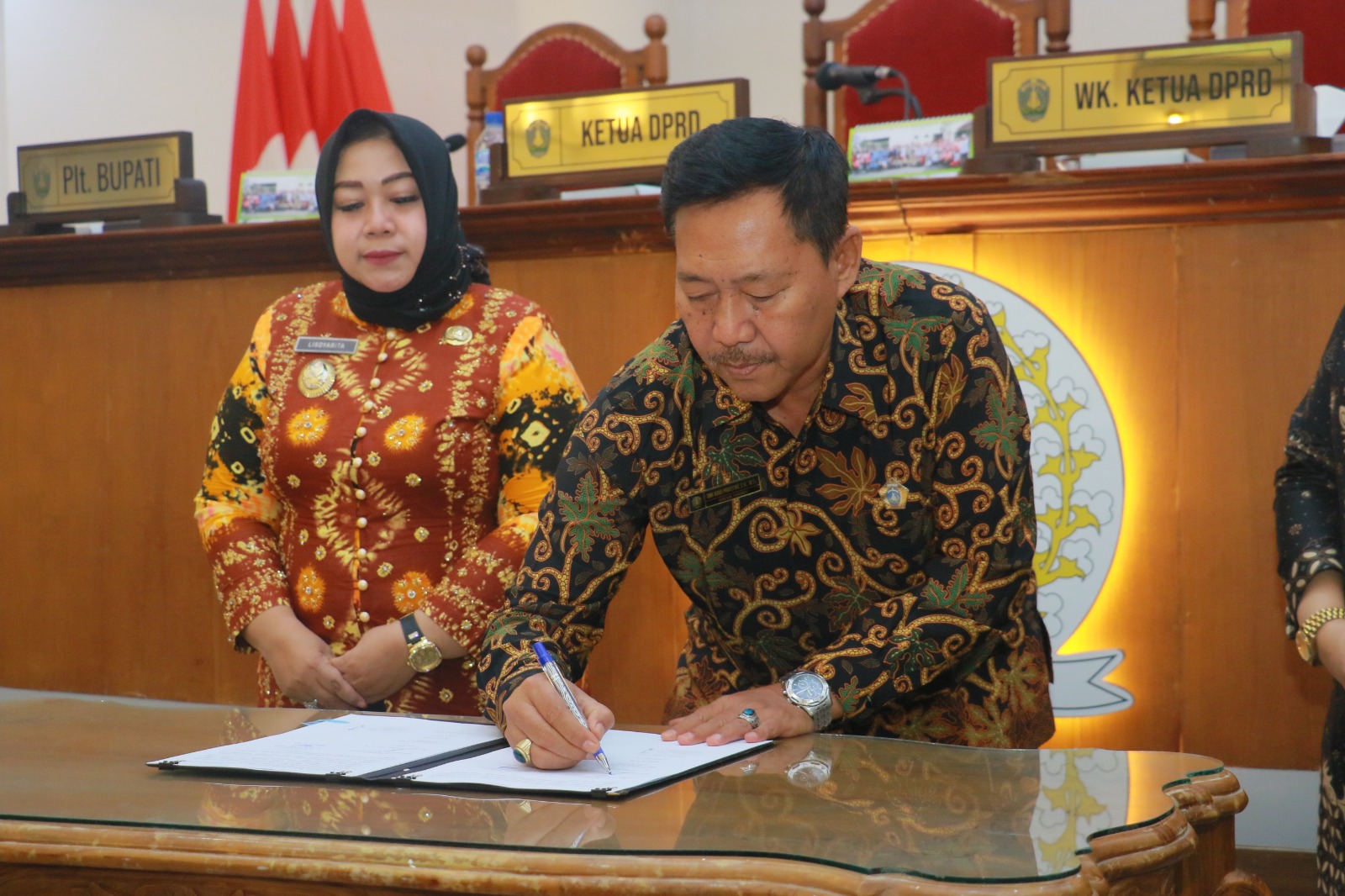 DPRD dan Pemkab Ponorogo resmi menyetujui APBD sebesar Rp 2,2 triliun. Salah satu program utama adalah perbaikan jalan senilai Rp 100 miliar yang mulai dikerjakan 2026. SUGENG DWI N/RADAR PONOROGO