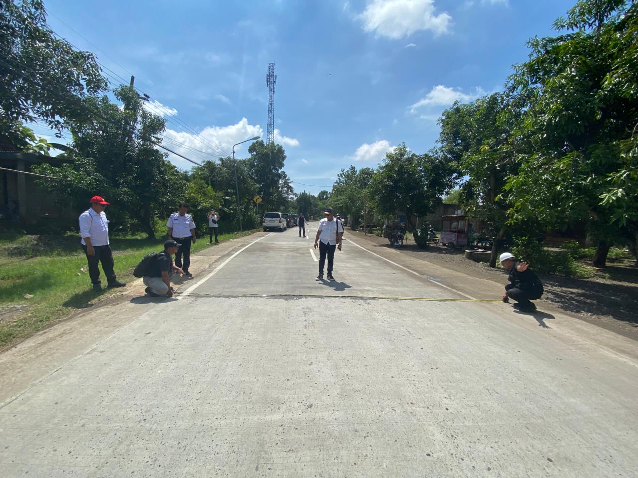 Petugas DPUPR Ngawi memantau kondisi ruas Jalan Kwadungan&ndash;Budug sebagai bagian dari penanganan 26,8 km jalan yang diperbaiki tahun ini. ASEP SYAEFUL/RADAR NGAWI