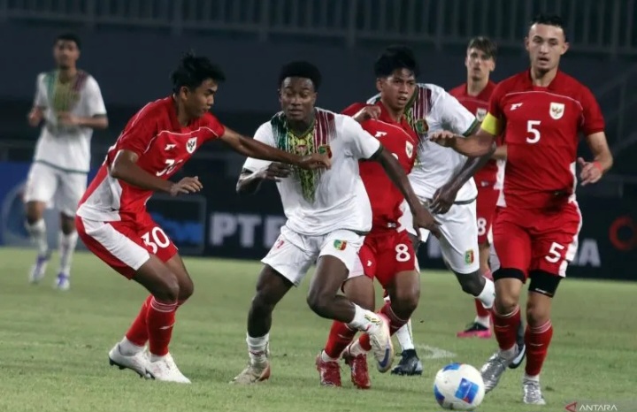 Timnas U-23 saat hadapi Mali di uji coba.