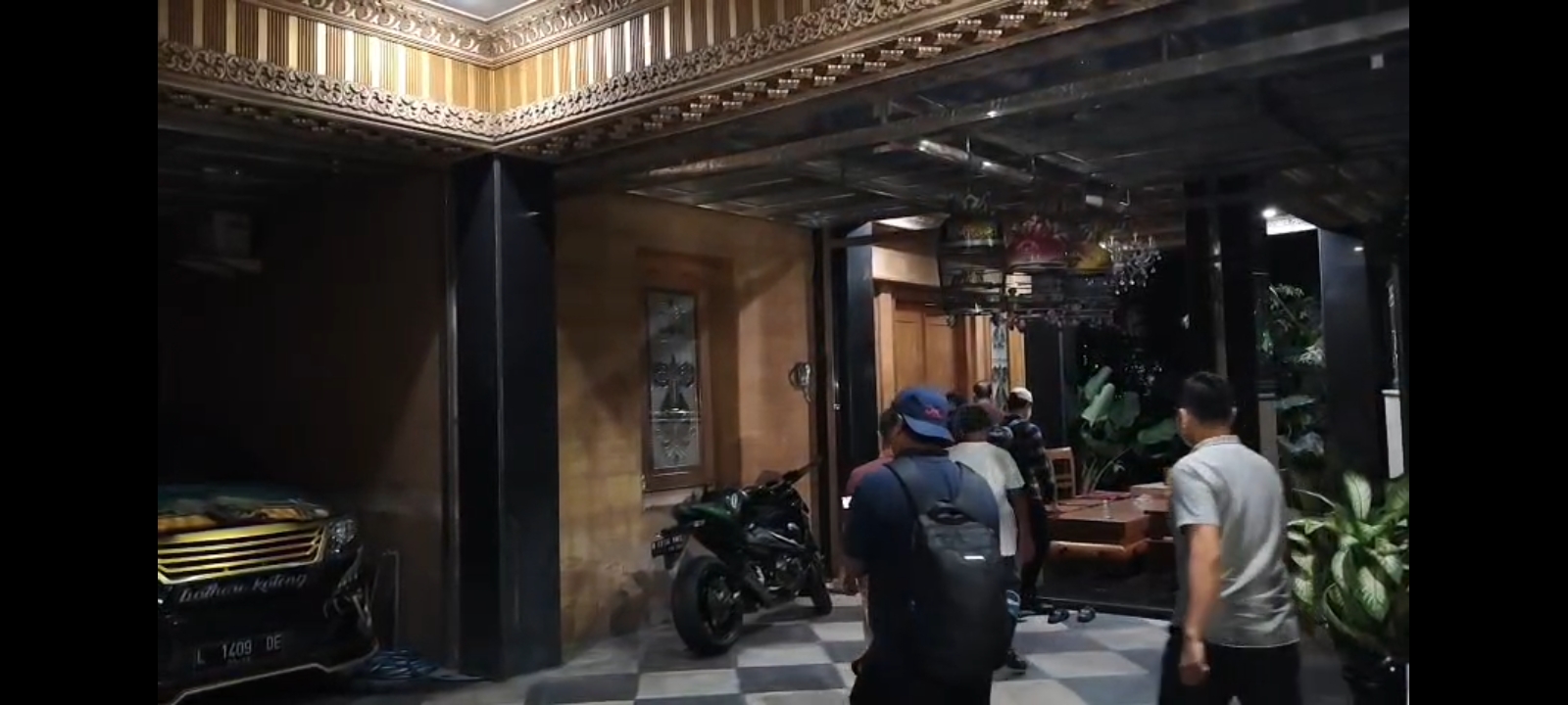 KPK menggeledah rumah Heru Sangoko, kerabat bupati nonaktif Sugiri Sancoko, Jumat 28 November 2025.