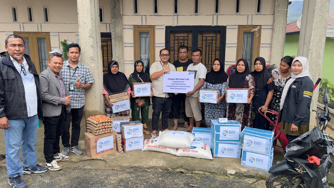 BRI Peduli menyalurkan bantuan darurat berupa makanan cepat saji, air mineral, obat-obatan, hingga perahu karet bagi warga terdampak banjir bandang di Sumatera.
