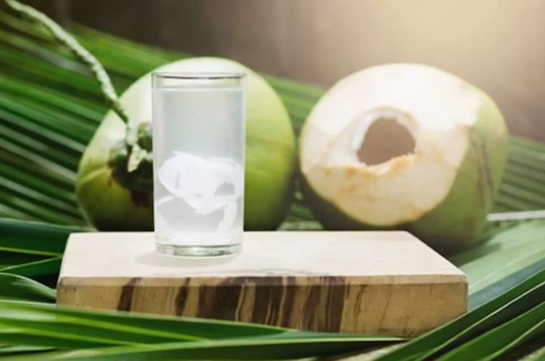 Ilustrasi air kelapa untuk usia 50 tahun.