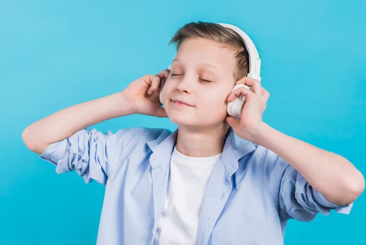 Ilustrasi anak mendengarkan lagu dewasa.