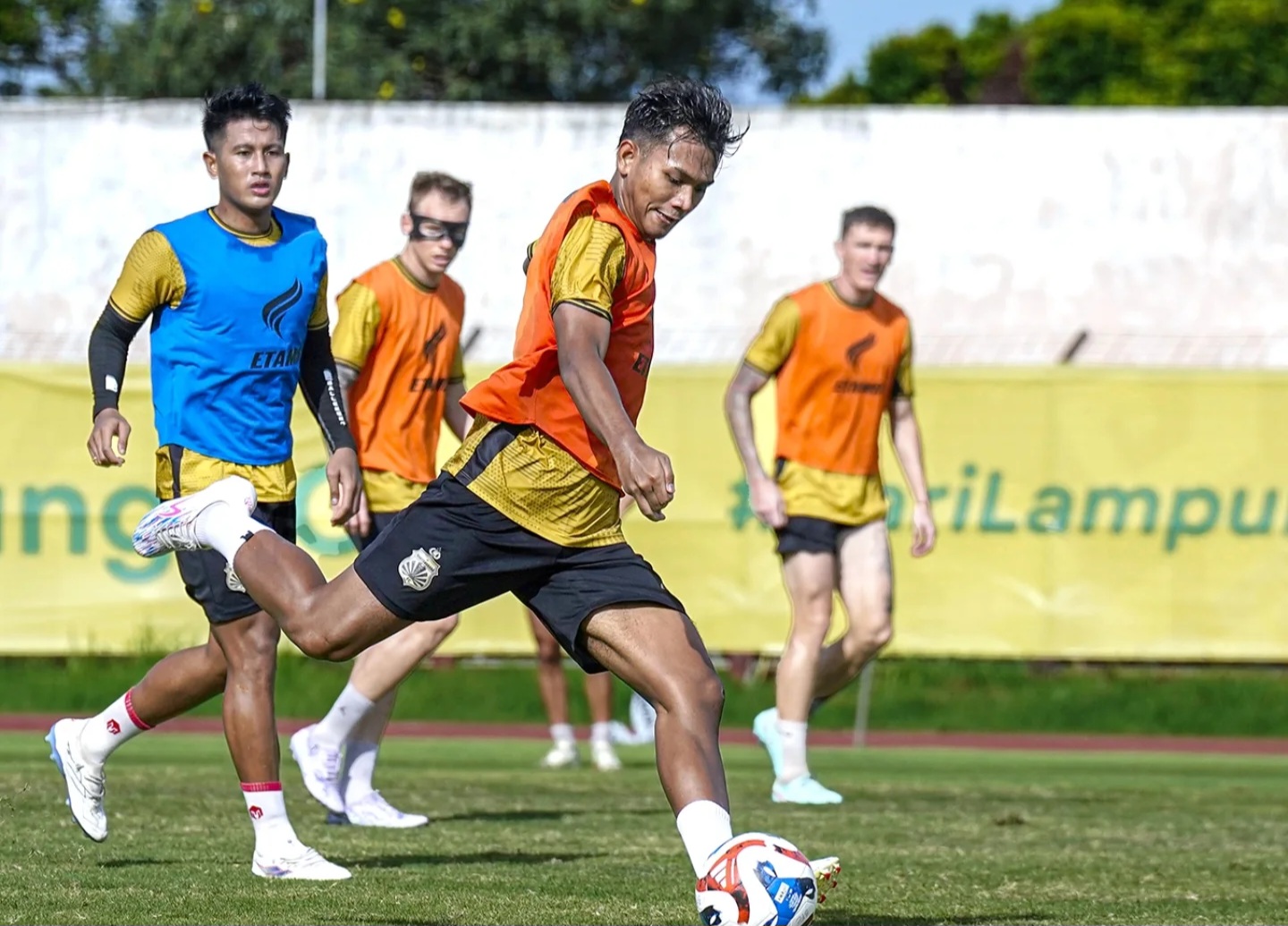 Skuad Bhayangkara FC sedang latihan.