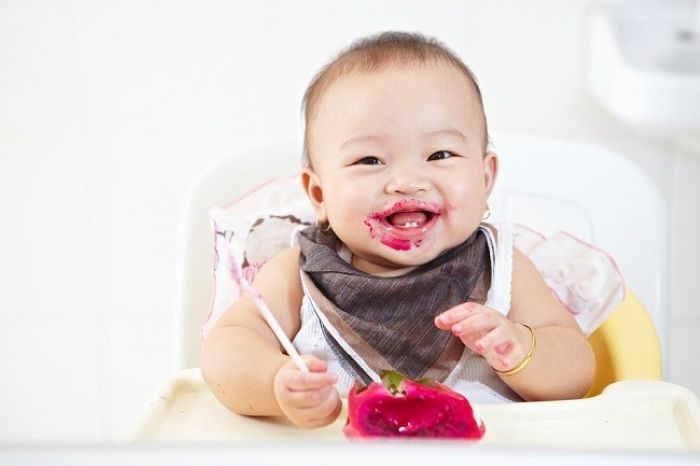 Ilustrasi bayi makan buah
