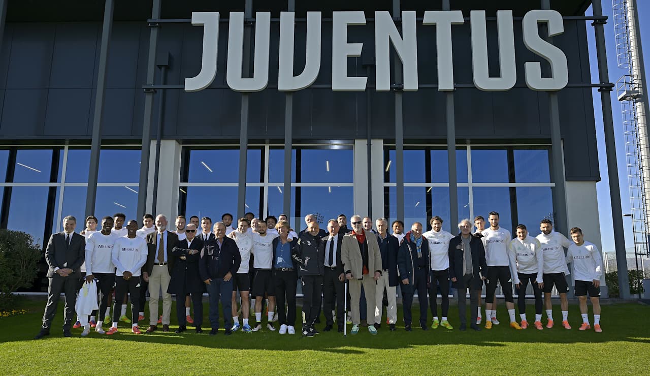 Para legenda Juventus yang menjuarai Piala Interkontinental 1985 foto bersama skuad, staf, dan manajemen.