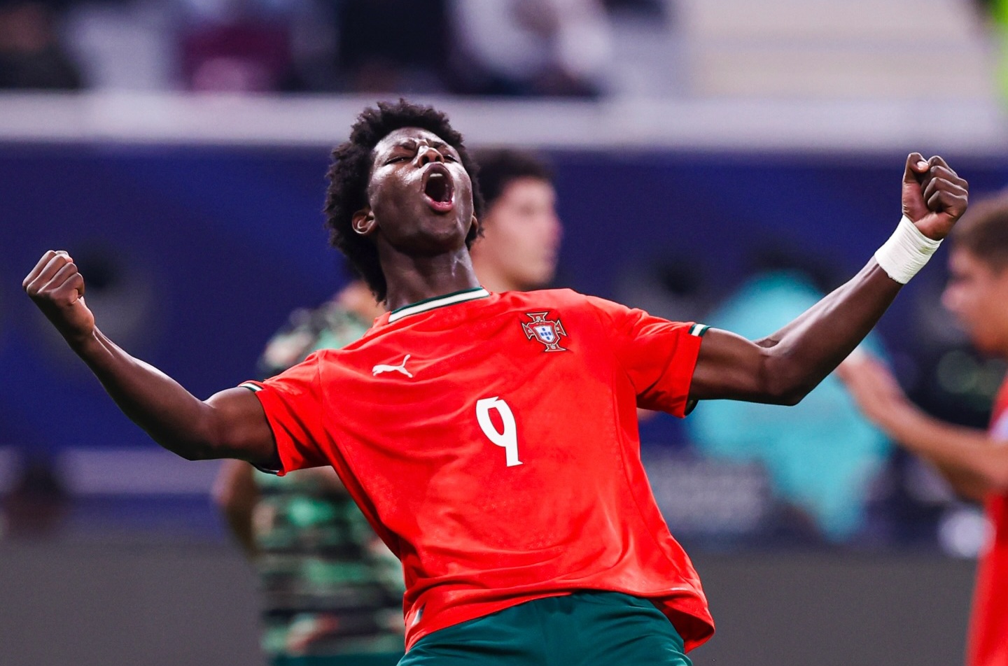 Selebrasi Anisio Cabral usai cetak gol.