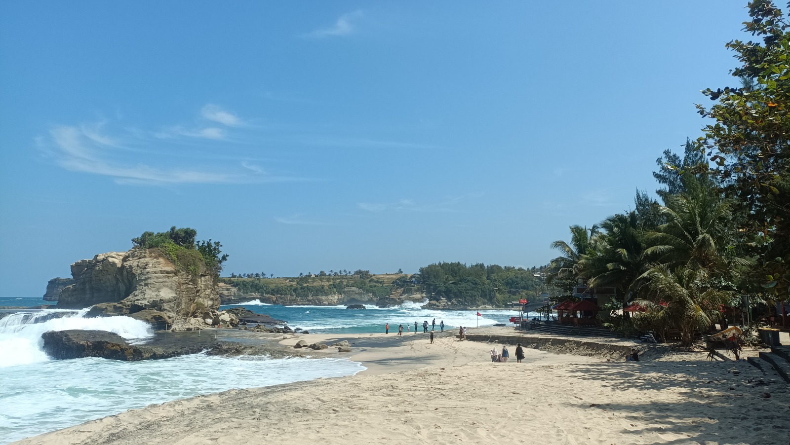 Panorama Pantai Klayar menjadi magnet utama wisata Pacitan dengan ikon seruling samudra dan batu karang eksotis. NUR CAHYONO/RADAR PACITAN