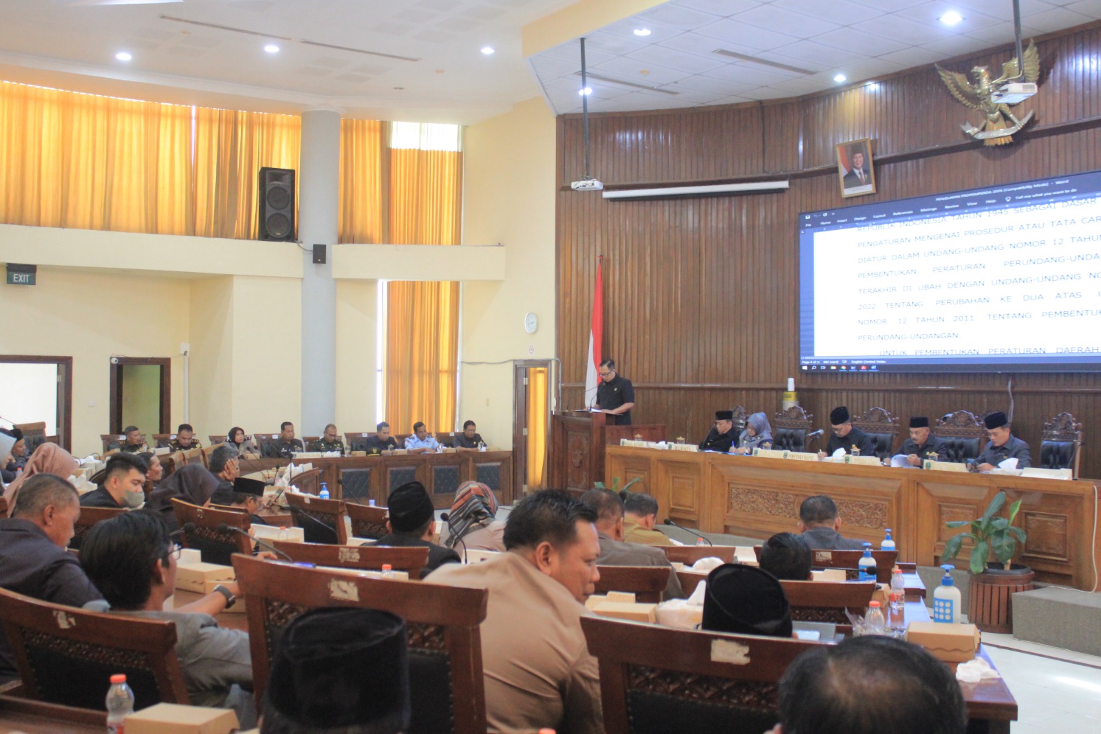 Ketua DPRD Magetan Suratno dan jajaran pimpinan DPRD bersama Bupati Nanik Endang Rusminiarti menyepakati sejumlah hal dalam paripurna Jumat (28/11). AJI PUTRA/RADAR MAGETAN