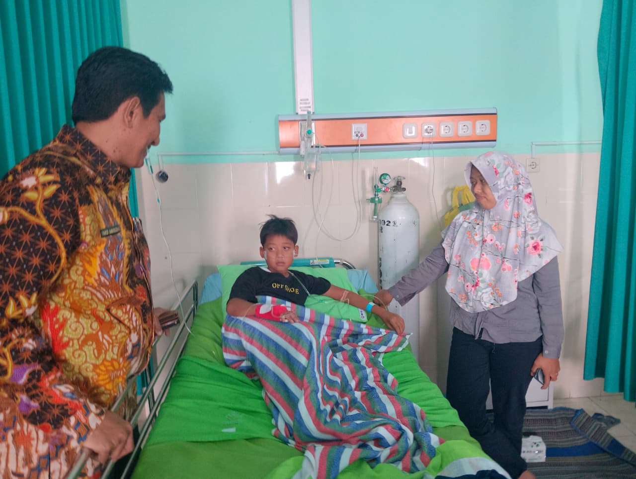Direktur RSUD Caruban dr Farid Amirudin ikut memantau kondisi siswa yang dirawat akibat dugaan keracunan MBG. LODITYA FERNANDEZ/RADAR MADIUN