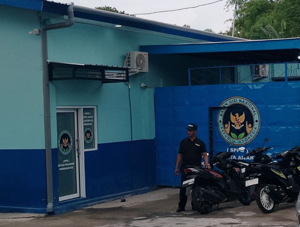 Operasional SPPG Klecorejo dihentikan sementara pasca kasus dugaan keracunan massal siswa karena MBG. LODITYA FERNANDES/RADAR MADIUN
