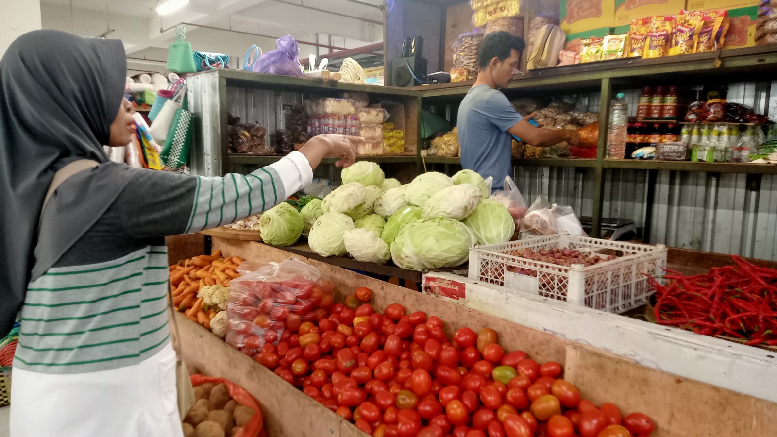 Harga sayuran di Pasar Besar Ngawi melonjak tajam, pedagang dan pembeli sama-sama terdampak.