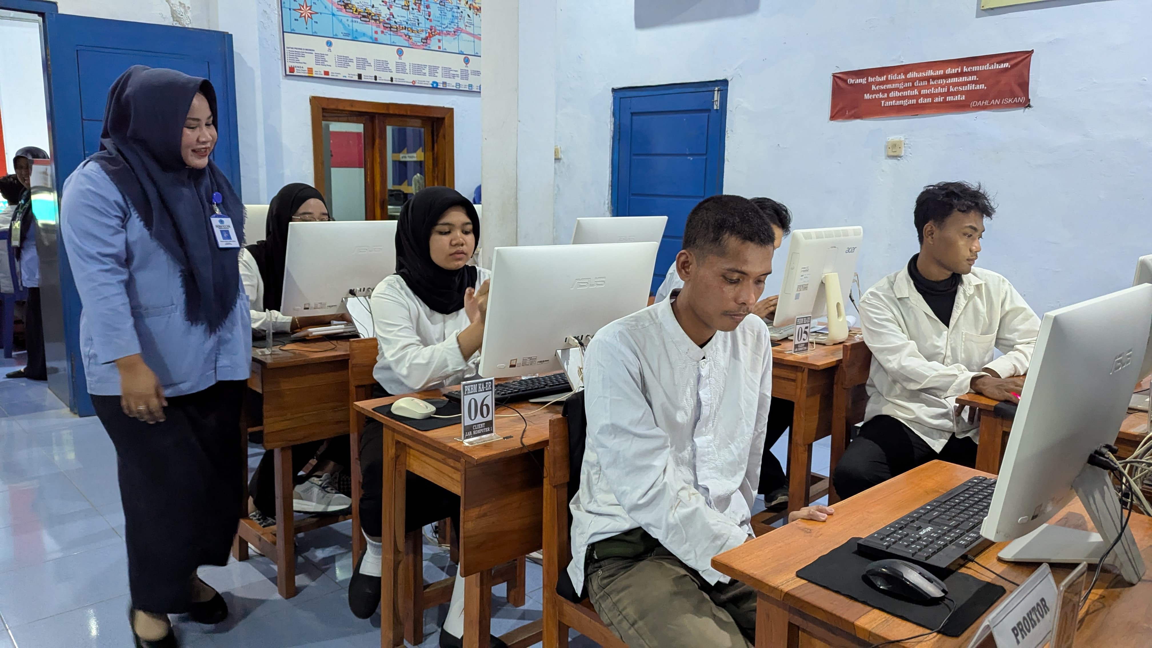 Peserta didik PKBM KA-ER Krida Rakyat mengikuti kegiatan belajar mengajar. Lembaga pendidikan kesetaraan tersebut diminati warga dari berbagai usia, mulai remaja hingga dewasa.