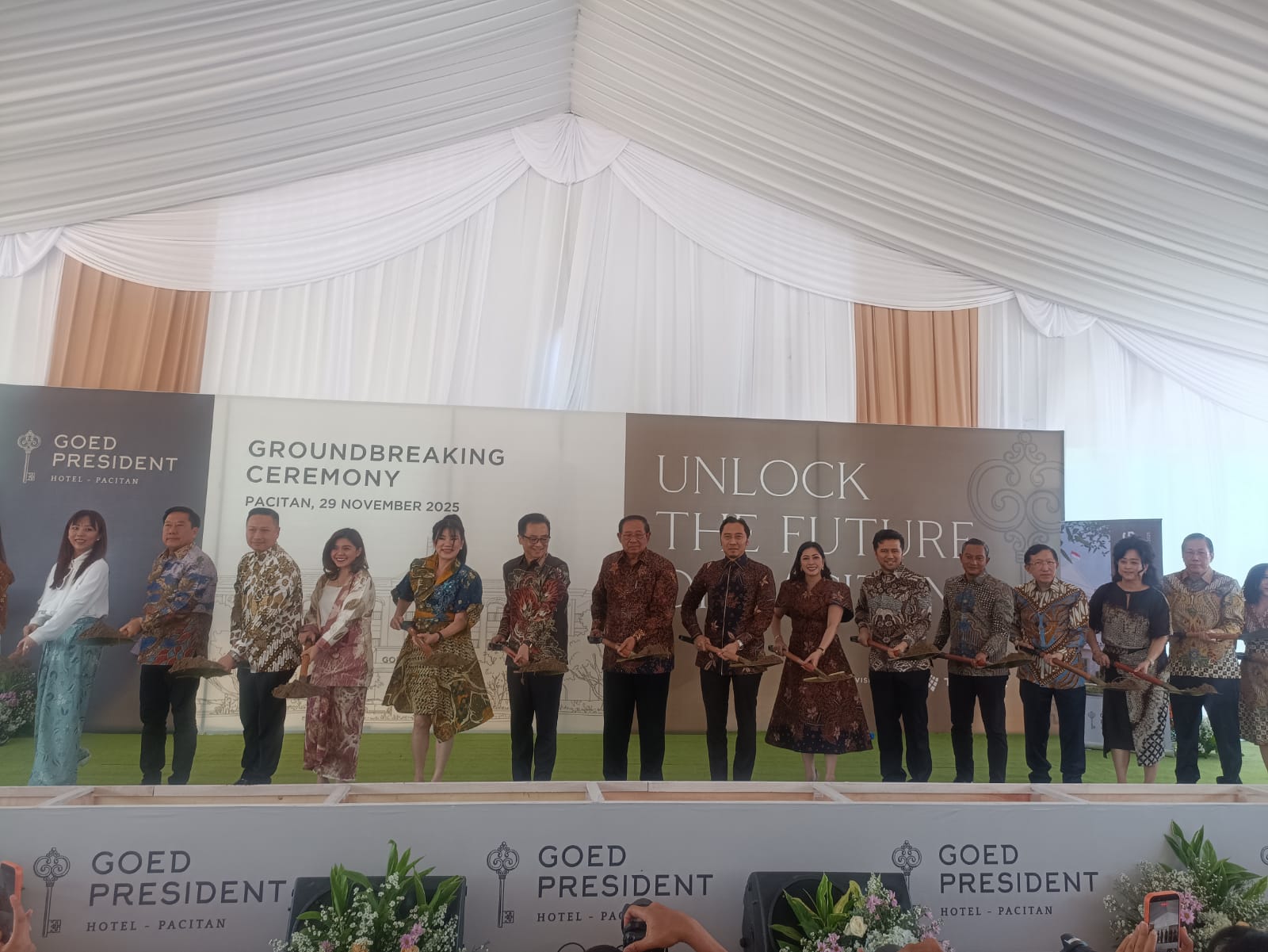 Presiden RI ke-6 Susilo Bambang Yudhoyono (SBY) bersama pengusaha nasional Hermanto Tanoko melakukan peletakan batu pertama pembangunan Goed President Hotel di Pacitan, Sabtu (29/11).