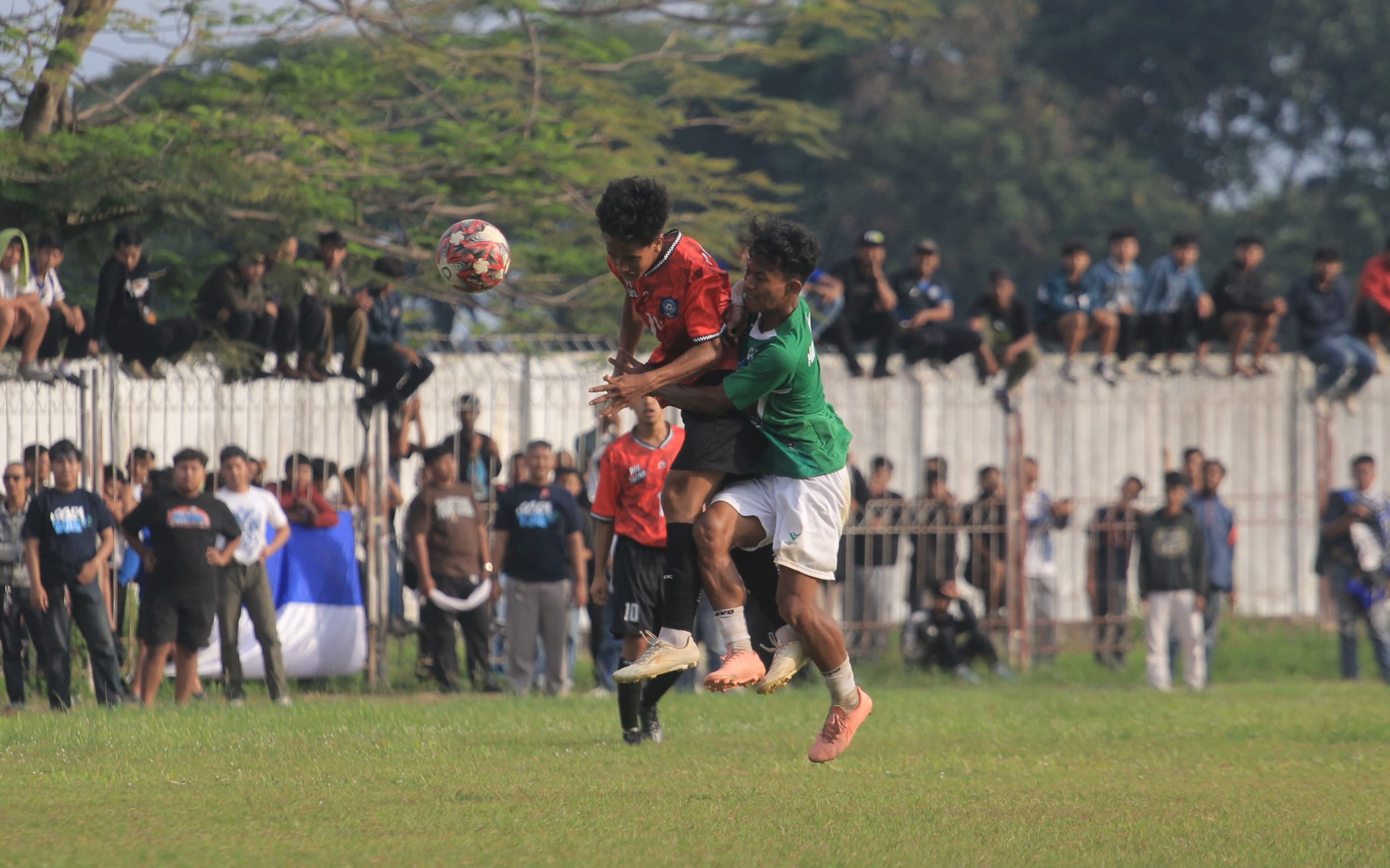 Pertandingan uji coba antara Persemag vs MPFC di Stadion Yosonegoro, Magetan, Sabtu (29/11) dihentikan karena invasi suporter. AJI PUTRA/RADAR MAGETAN