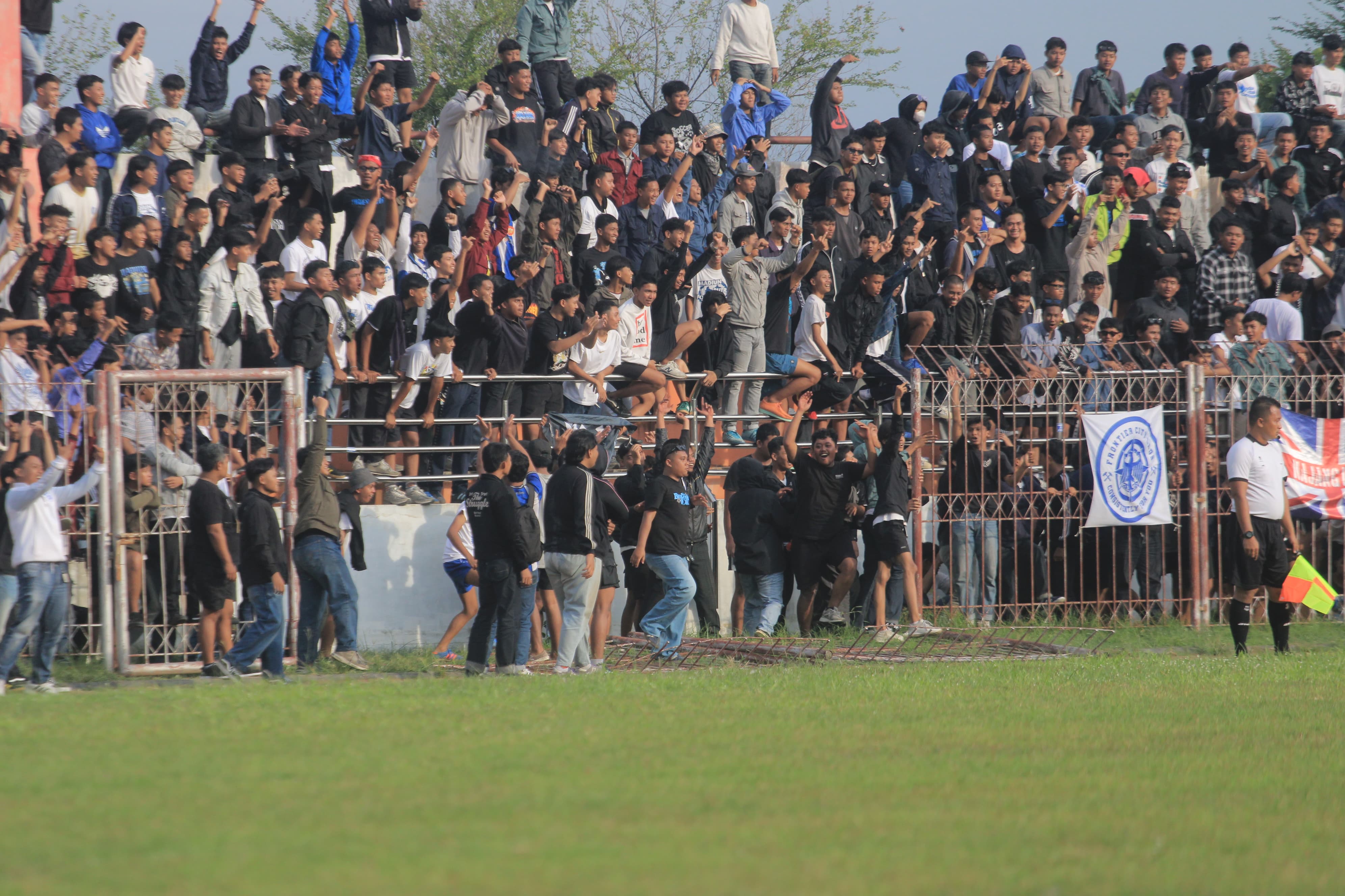 Suporter MPFC merangsek ke tepi lapangan sehingga laga uji coba dihentikan wasit. AJI PUTRA/RADAR MAGETAN