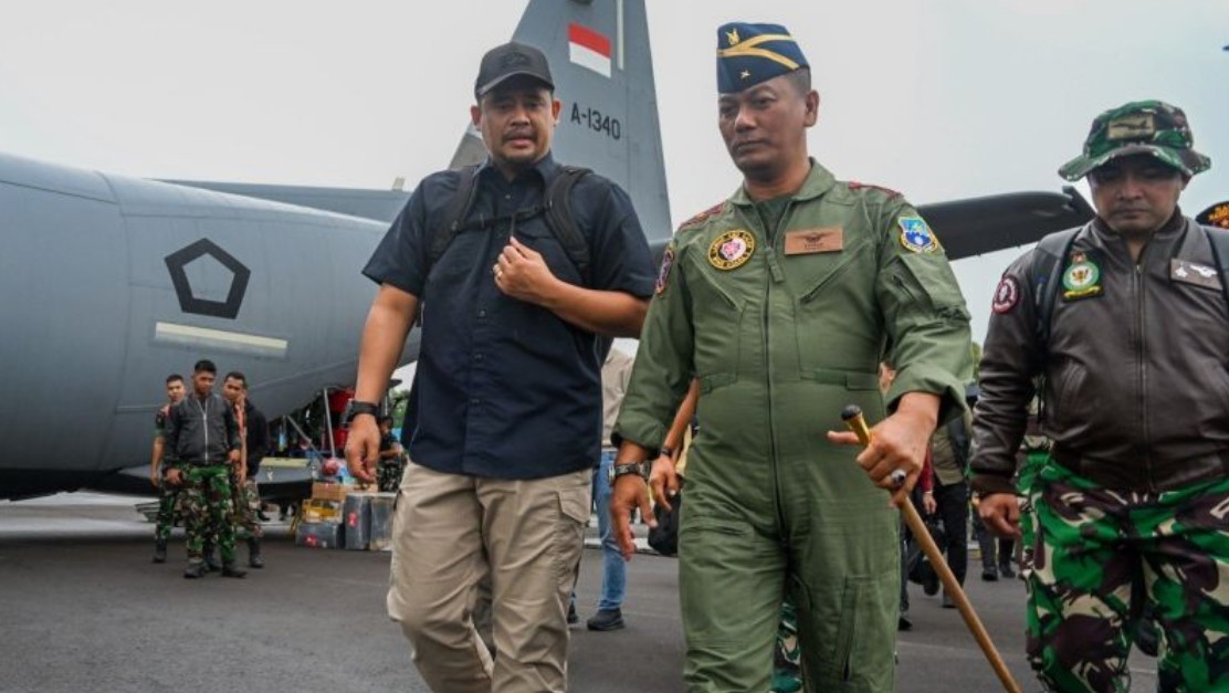 Gubernur Sumatera Utara Bobby Nasution (kiri) berjalan bersama petugas TNI AU di Pangkalan Udara Soewondo, Medan.
