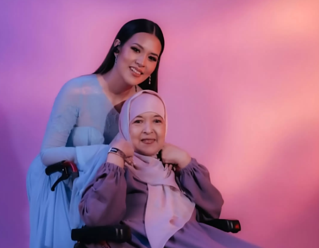 Raisa ketika foto bersama ibunya, Ria Mariaty.