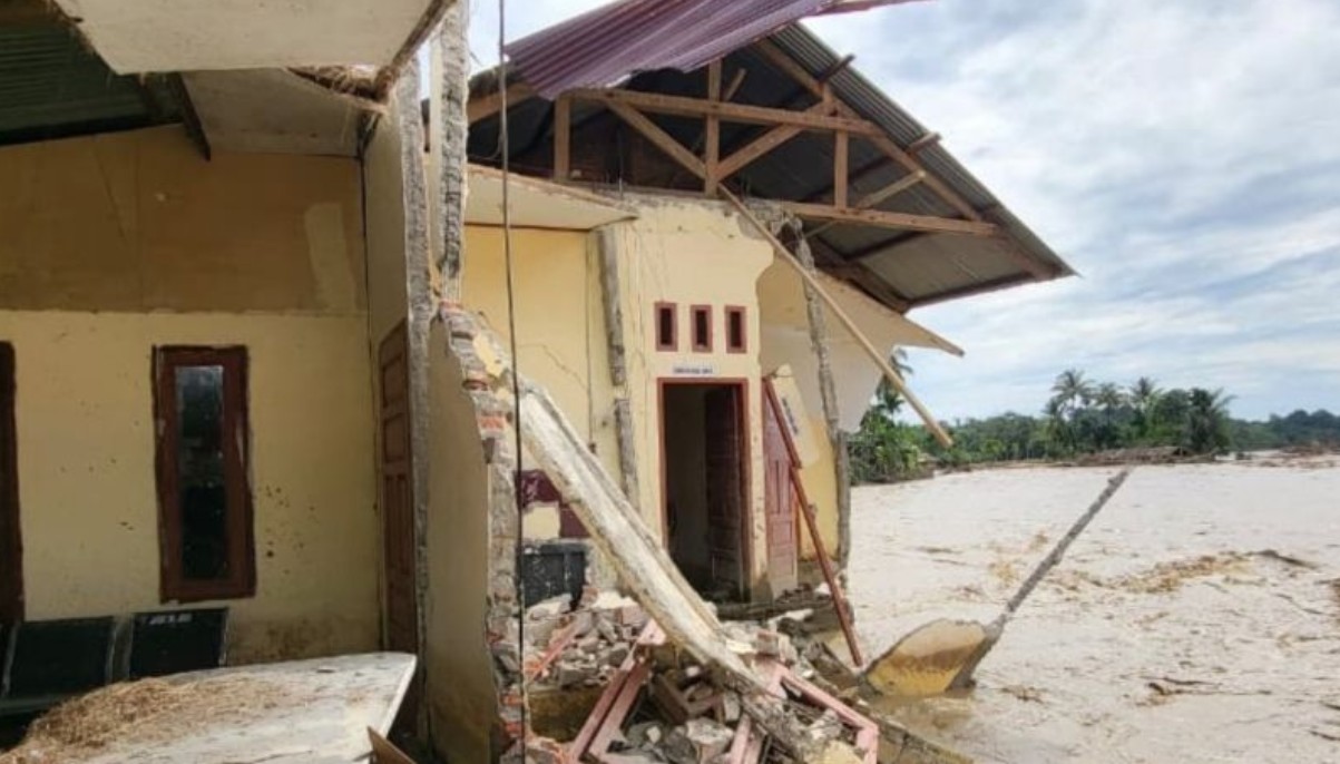 Bangunan SDN Alue Lhok, Kecamatan Pante Ceureumen, Kabupaten Aceh Barat hancur akibat terjangan banjir bandang, Sabtu (29/11).