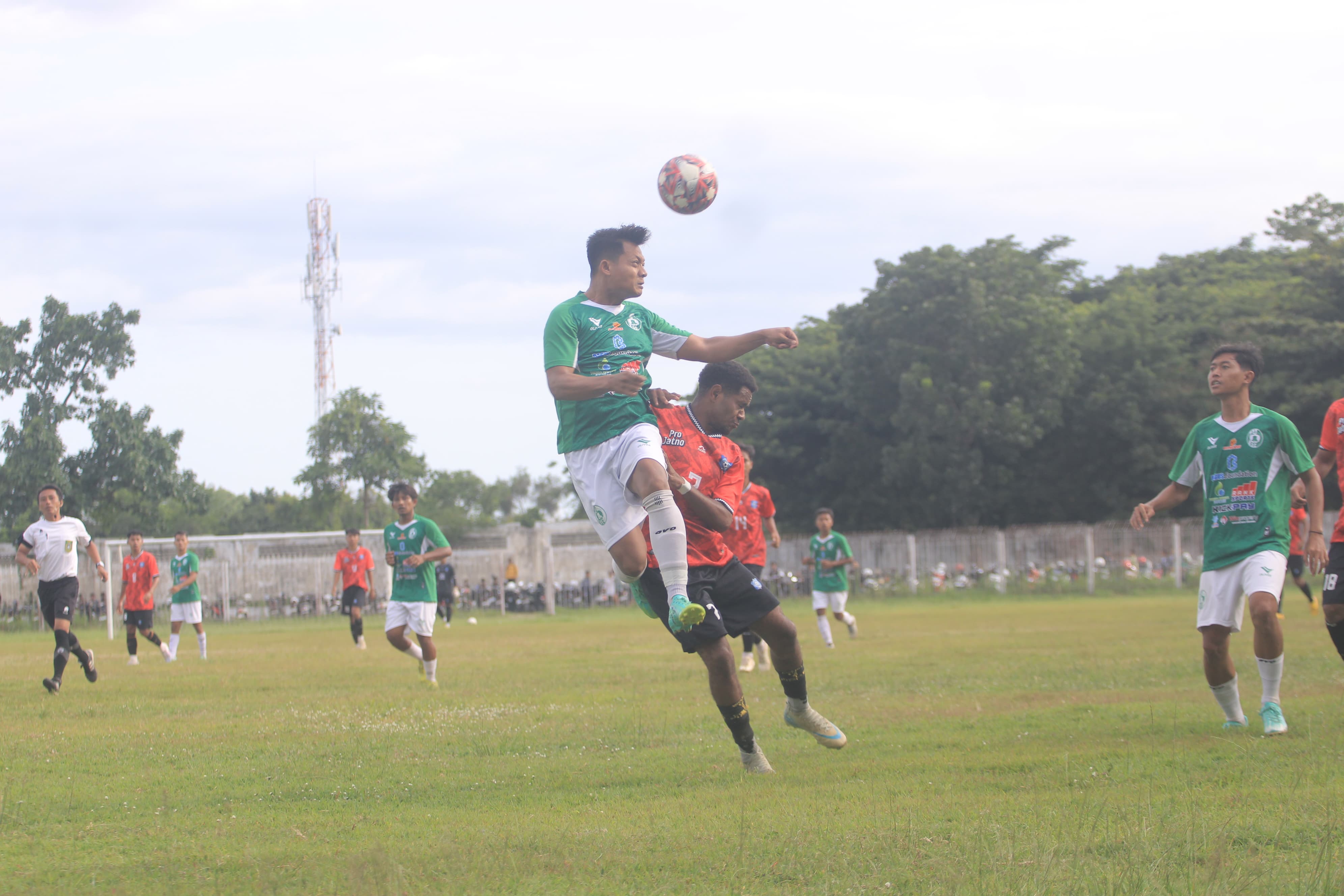 Pemain Madiun Putra FC (MPFC) menghadapi Persemag dalam friendly match di Stadion Yosonegoro, Sabtu (29/11). AJI PUTRA/RADAR MAGETAN