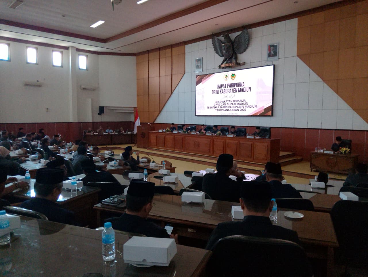 Bupati Madiun Hari Wuryanto memastikan 17 program prioritas masuk dalam APBD 2026, mulai pendidikan, kesehatan, hingga penguatan infrastruktur daerah.