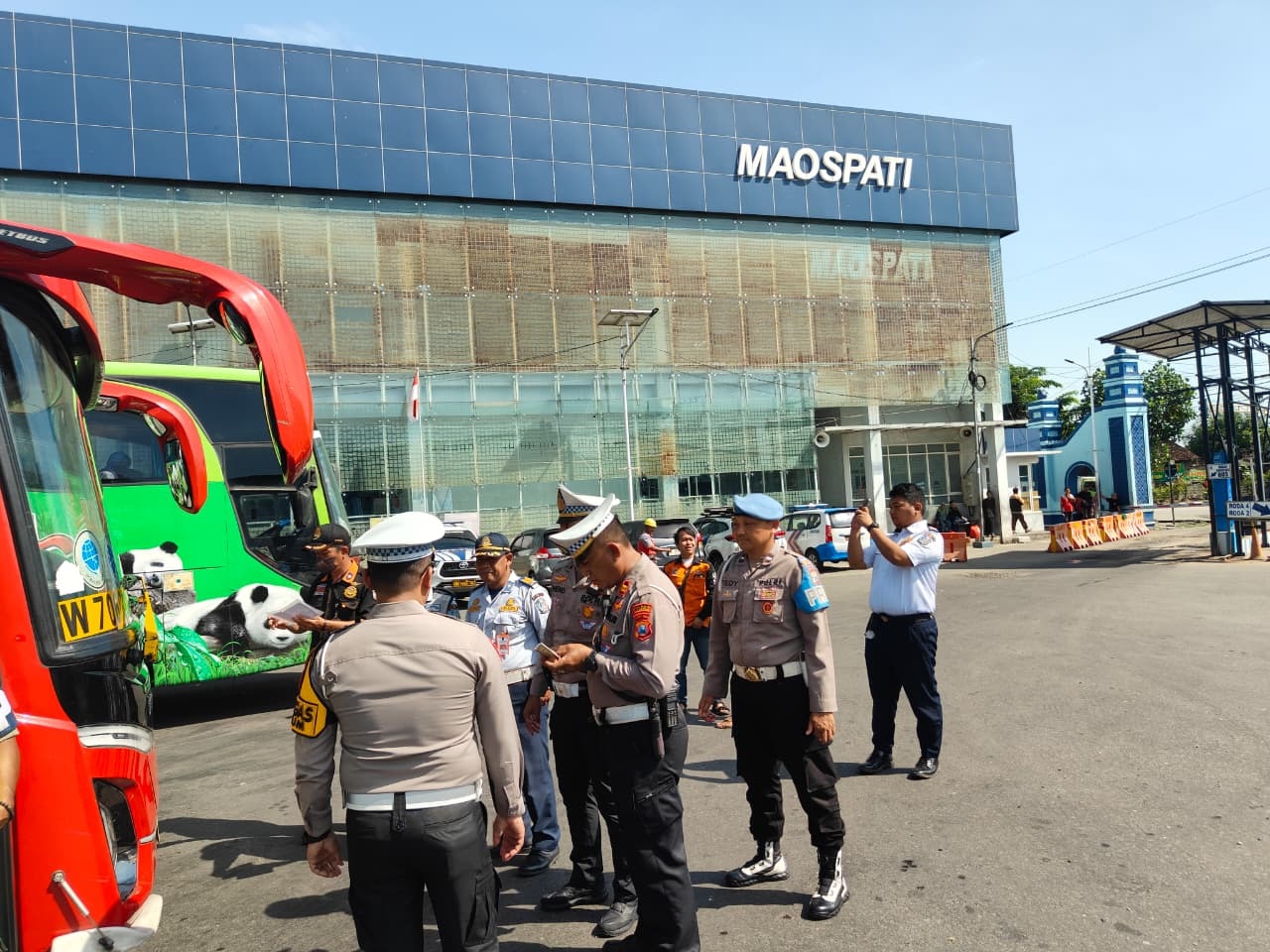Petugas gabungan memeriksa kelayakan bus dan kesehatan sopir dalam Operasi Zebra Semeru 2025 di Terminal Maospati. AJI PUTRA/JAWA POS RADAR MAGETAN