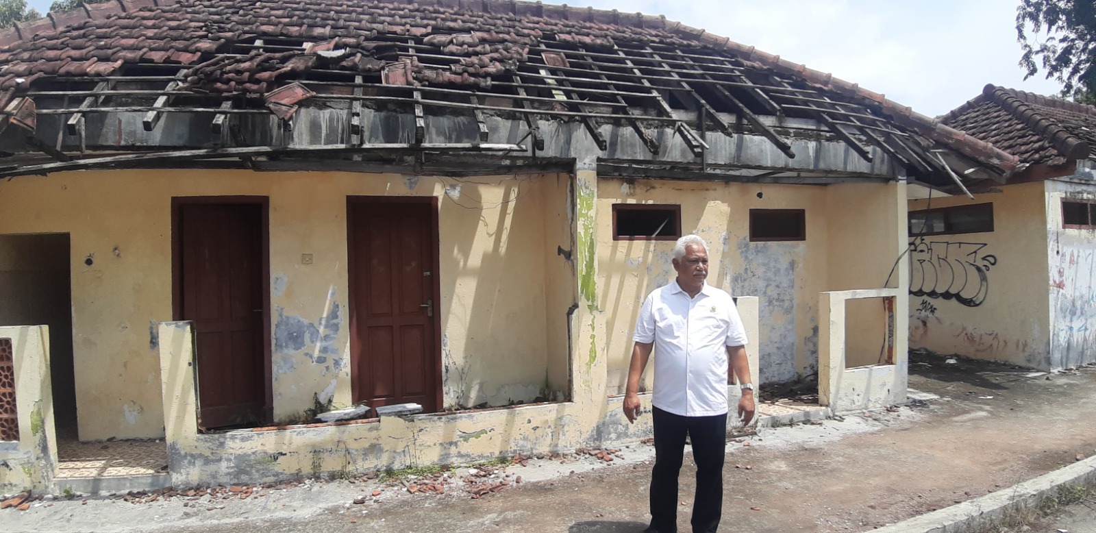 Ketua DPRD Ngawi Yuwono Kartiko meninjau toilet dan ruang ganti lapangan basket Alun-Alun Merdeka yang tampak rusak berat dan tidak terawat. ASEP SYAEFUL BACHRI/JAWA POS RADAR NGAWI