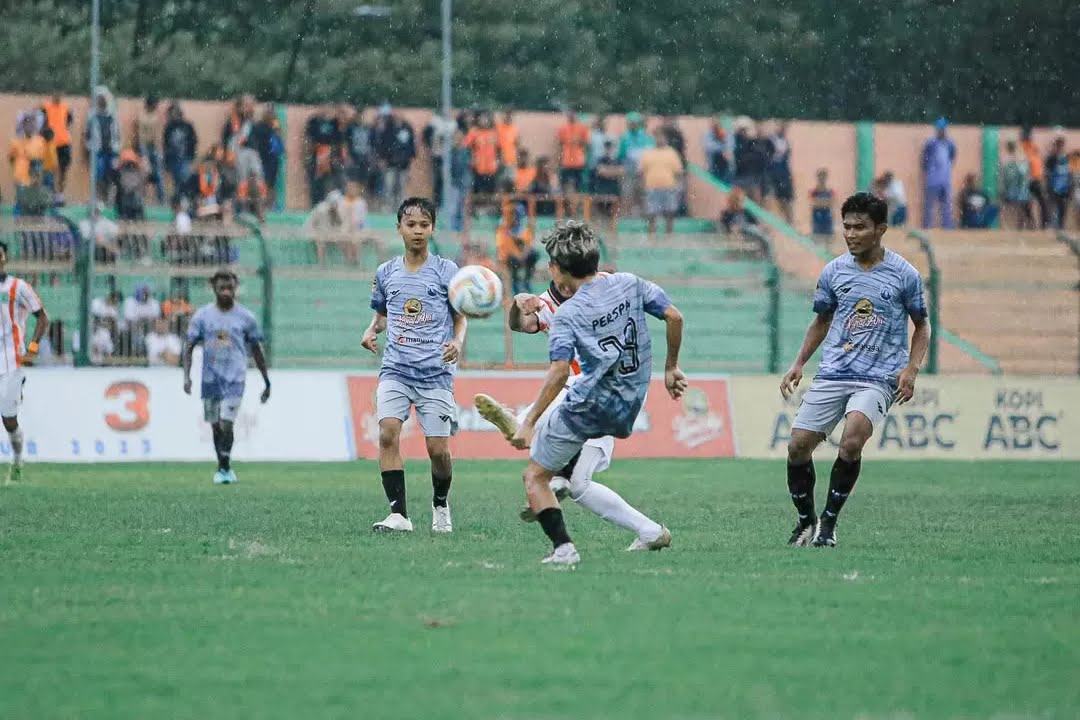 Momen latihan dan pertandingan Perspa Pacitan yang tetap digelar meski diguyur hujan. Tim serius mempersiapkan diri jelang Liga 4 Jatim.