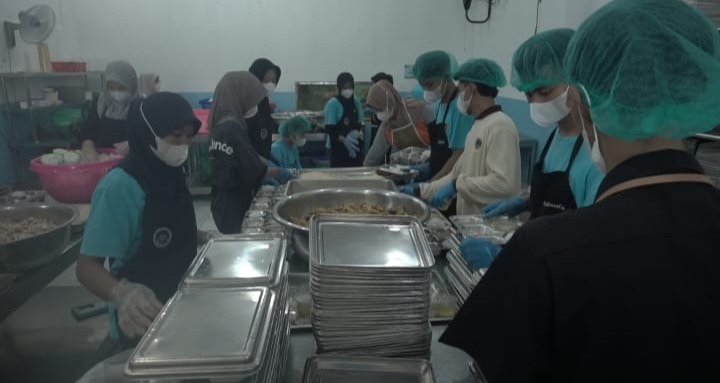 Aktivitas pekerja dapur di salah satu SPPG Pacitan yang setiap hari memproduksi ribuan porsi makanan bergizi bagi siswa. DOK RADAR PACITAN