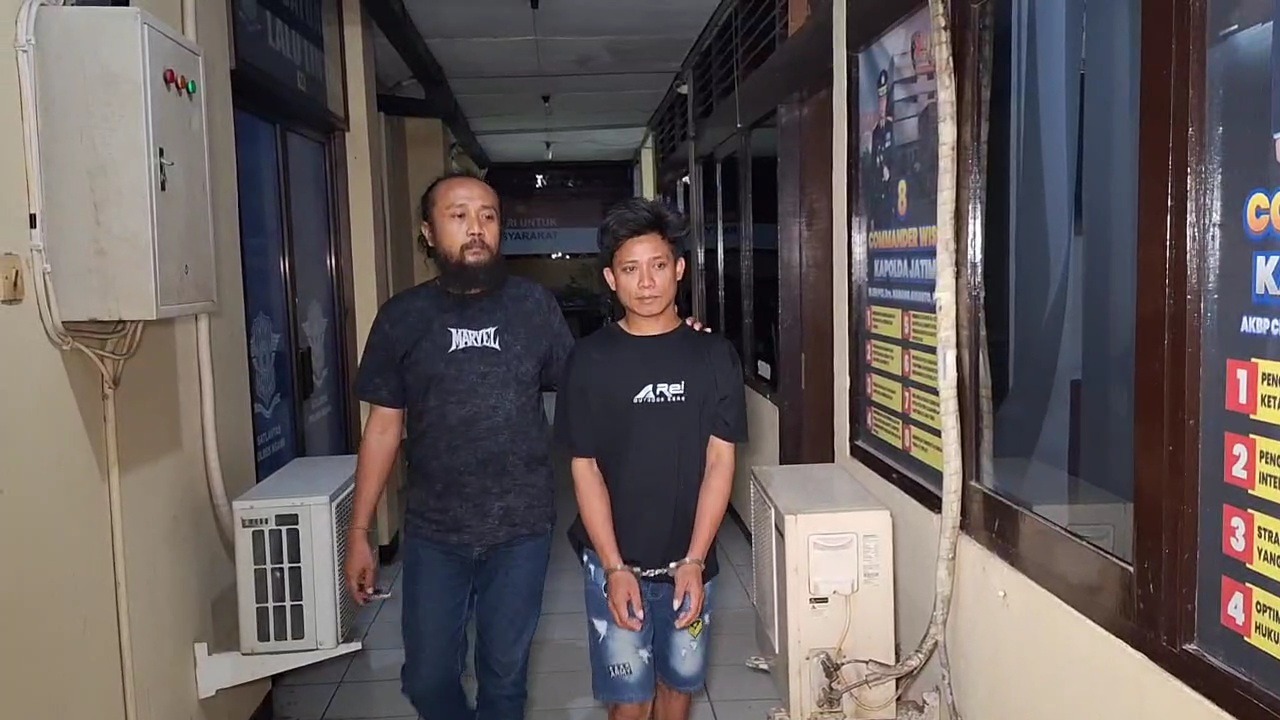 Rudianto, pelaku pembacokan di Tambakromo, digelandang polisi usai menyerang warga dengan sabit. ASEP SYAEFUL BACHRI/JAWA POS RADAR NGAWI