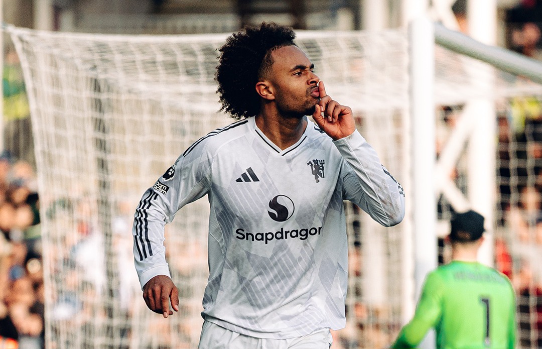 Selebrasi Joshua Zirkzee usai cetak gol.