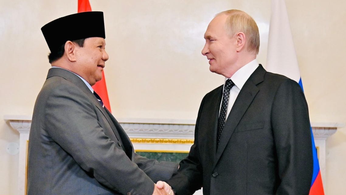 Presiden Indonesia Prabowo Subianto dan Presiden Federasi Rusia Vladimir Putin saat bertemu di Istana Konstantinovsky, St. Petersburg, pada Kamis, 19 Juni 2025.