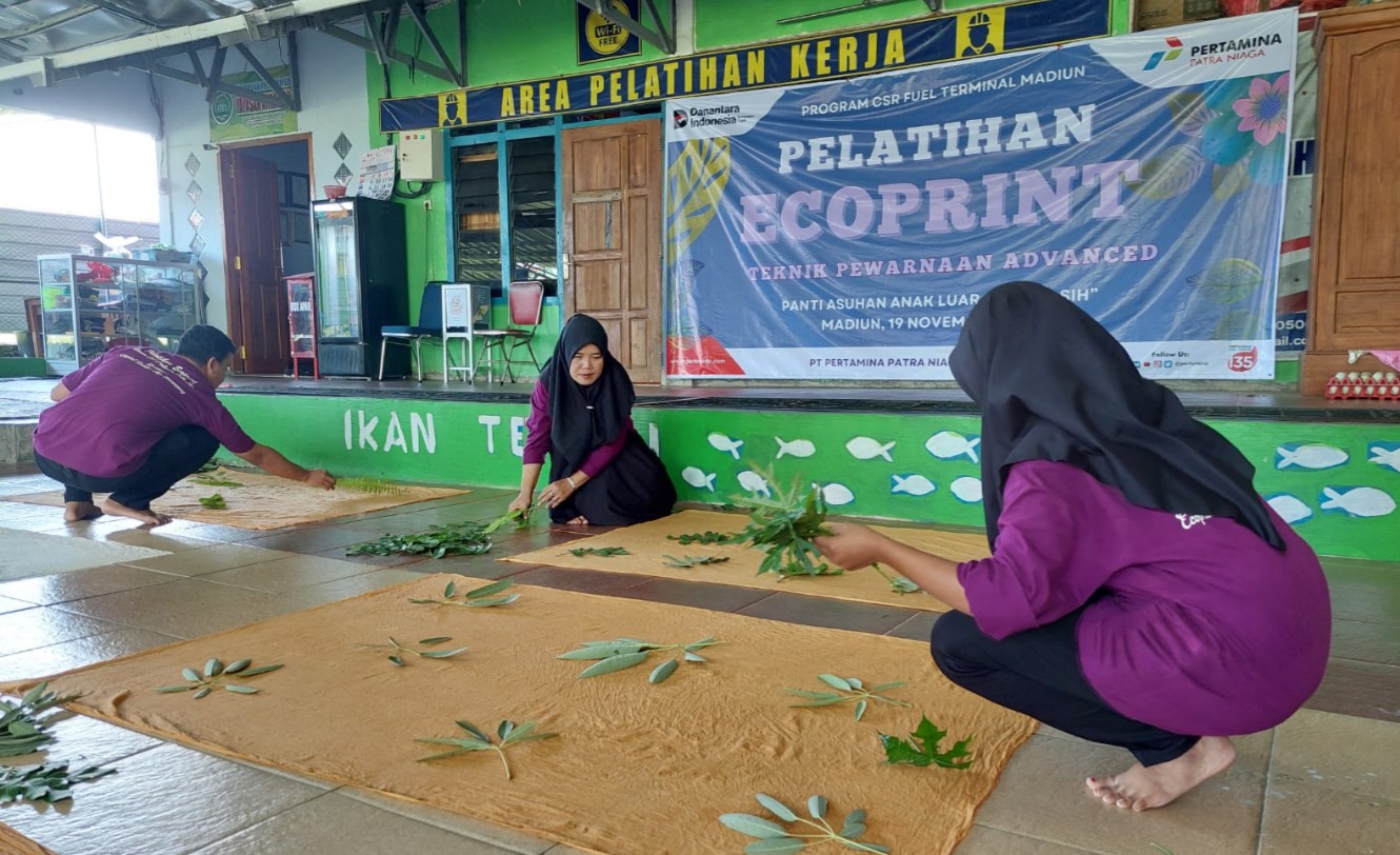 Pertamina Patra Niaga melalui program CSR, menggelar pelatihan batik ecoprint yang diikuti para difabel di Madiun.