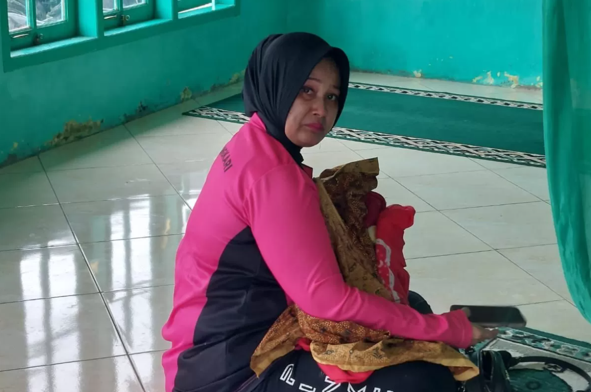 Anggota Bhayangkari Tapanuli Selatan (Tapsel), Ny. Tengku Nova Mulyana Hanafi, rela menyusui bayi satu bulan di depan RM Sinyar-Nyar, Dusun Purba Tua, Desa Marsada, Sipirok.