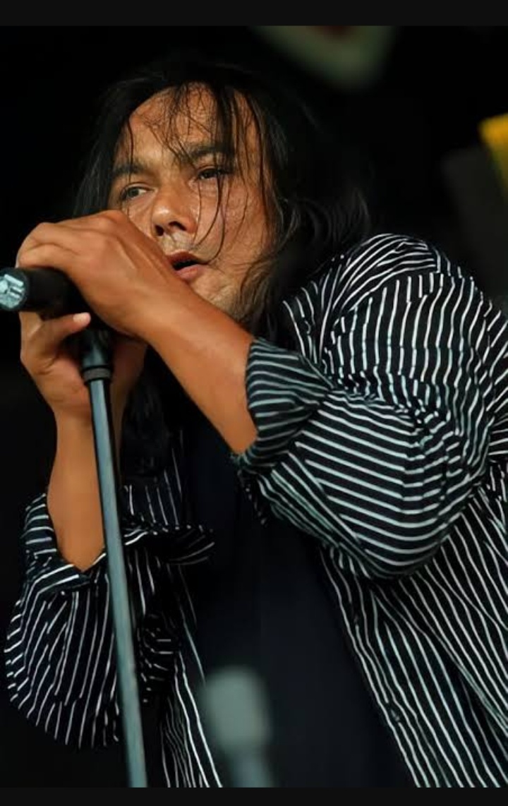 Ecky Lamoh, mantan vokalis Edane dan Elpamas, meninggal dunia.