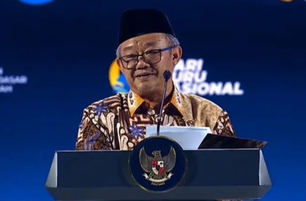 Mendikdasmen Abdul Mu&rsquo;ti menyampaikan laporan program kesejahteraan guru di hadapan Presiden Prabowo Subianto.
