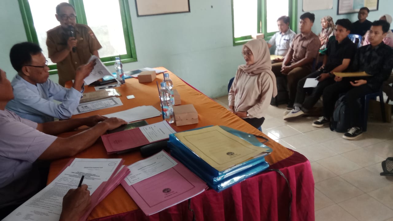 MENDAFTAR: Salah seorang warga mendaftarkan diri dalam penjaringan penerimaan perangkat Desa Jenggrik, Kecamatan Kedunggalar.