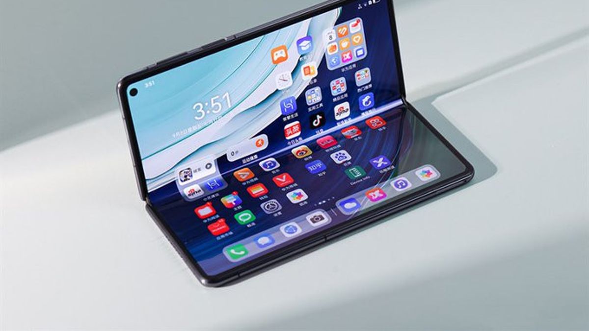 Huawei Mate X7 menghadirkan desain lipat premium dengan layar OLED 8 inci, kamera 50MP, serta dukungan koneksi satelit untuk komunikasi di area tanpa sinyal.