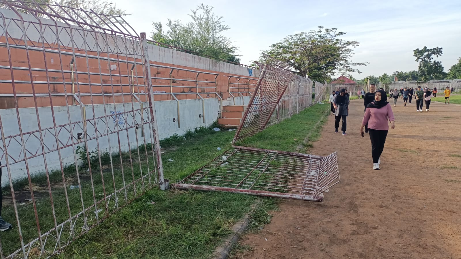 Sejumlah pagar pembatas penonton di Stadion Yosonegoro terlihat roboh dan mengalami kerusakan usai kericuhan pada laga uji coba Persemag kontra MPFC. AJI PUTRA/RADAR MAGETAN