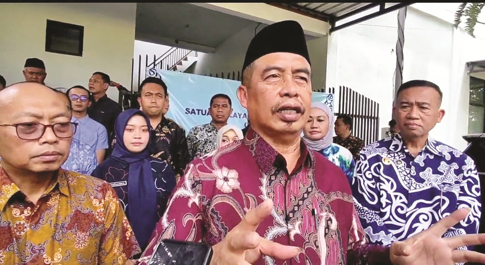 Bupati Madiun Hari Wuryanto meminta maaf sekaligus menegaskan evaluasi menyeluruh terhadap operasional SPPG usai dugaan keracunan MBG. LODITYA FERNANDES/RADAR MADIUN