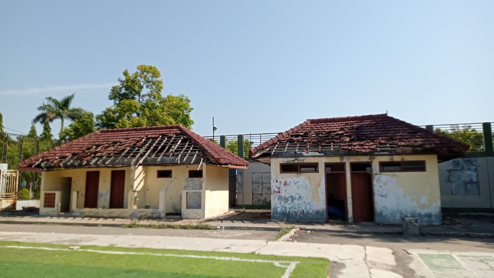 Kondisi toilet dan gudang lapangan basket Alun-Alun Merdeka Ngawi yang rusak sejak 2023 akhirnya dijadwalkan direhabilitasi tahun depan. DOK RADAR NGAWI