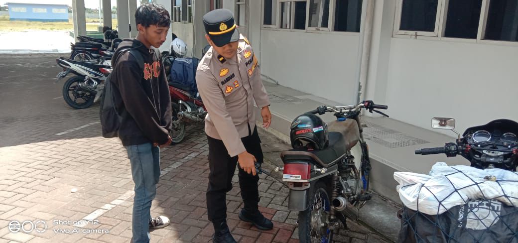 Polisi menunjukkan sepeda motor yang ditunggangi korban usai mengalami rem blong dan terjun ke jurang di Pacitan.