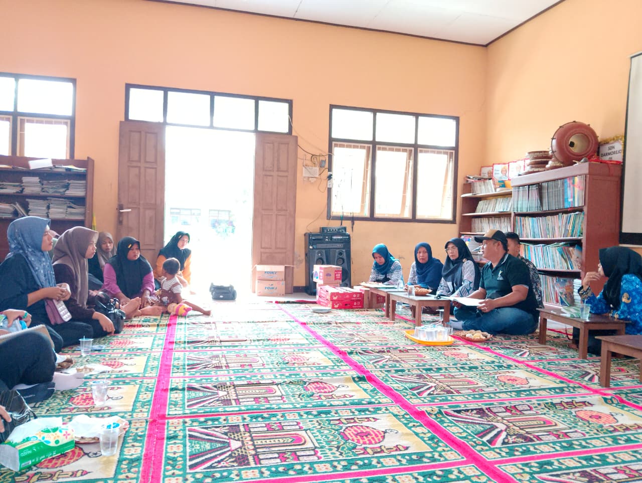 Koordinator SPPG Kecamatan Mejayan Andi Setyawan memaparkan hasil uji laboratorium yang mengarah pada jagung frozen sebagai penyebab dugaan keracunan menu MBG. LODITYA FERNANDES/RADAR MADIUN