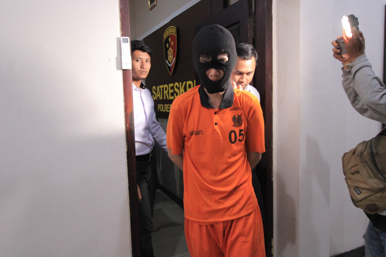 DN, pelaku persetubuhan terhadap adik tirinya, LJ, digelandang polisi ke dalam sel tahanan. AJI PUTRA/RADAR MAGETAN