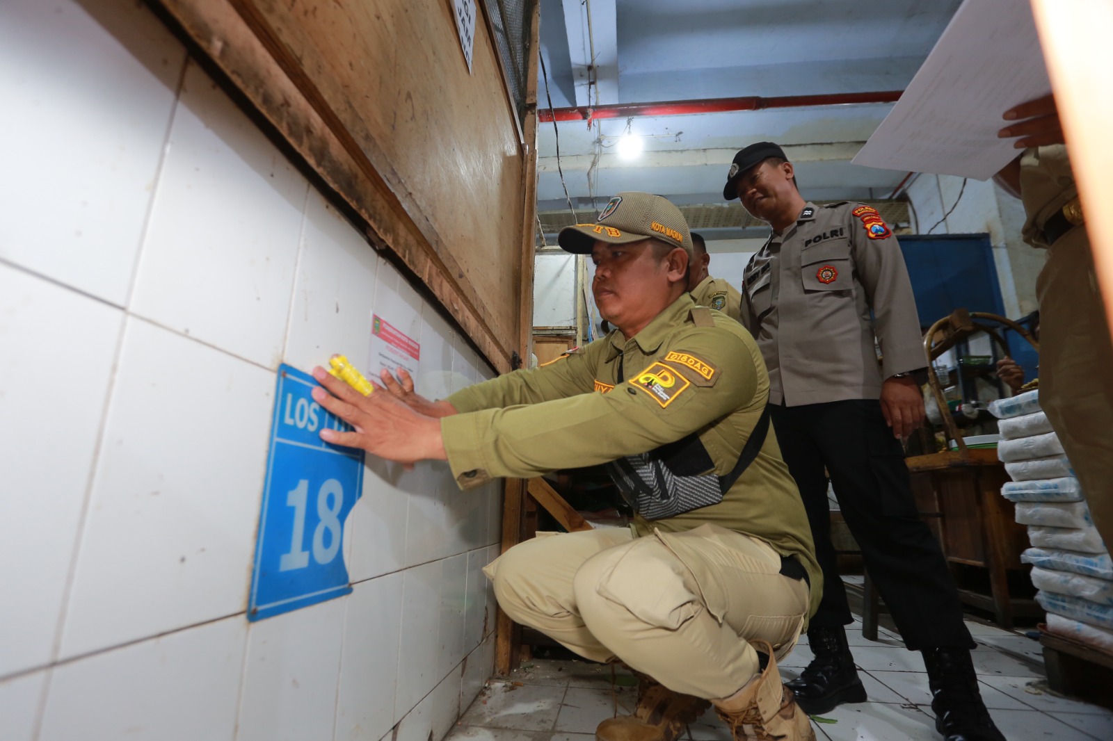 Dinas Perdagangan bersama petugas gabungan menertibkan kios pedagang yang dialihkan atau lama tutup di Pasar Besar Madiun, Senin (1/12). FOTO: BAGAS BIMANTARA/RADAR MADIUN